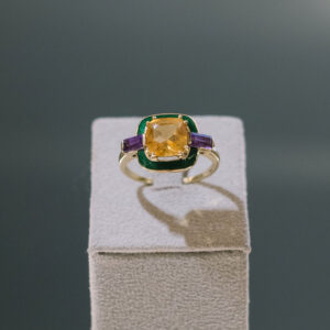 Sortija de oro con esmalte verde montada con cuarzo citrino y amatista