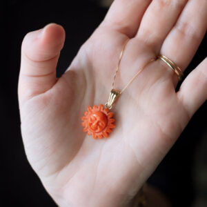 Colgante de coral y oro