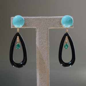 Pendientes de oro en turquesa y ónix montados con diamantes y esmeraldas