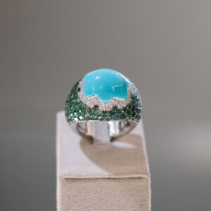 Sortija de oro blanco con turquesa y granate tsavorita