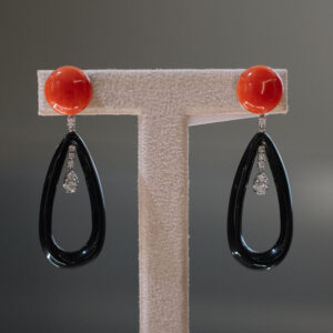 Pendientes de oro blanco montados con diamantes coral ónix
