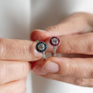 Sortija Art-Decó en platino montada con diamantes y rubíes