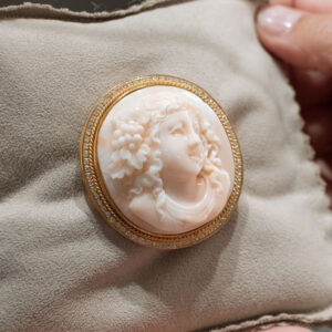 Broche-colgante de coral en oro