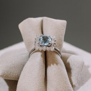 Sortija antigua de oro blanco con diamantes y topacio