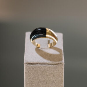 Sortija de oro y ónix