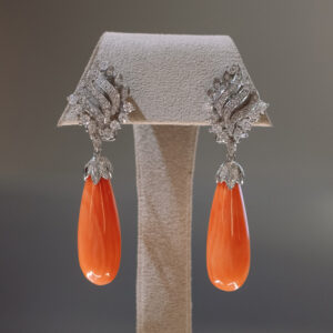 Pendientes de oro blanco montados con diamantes y coral