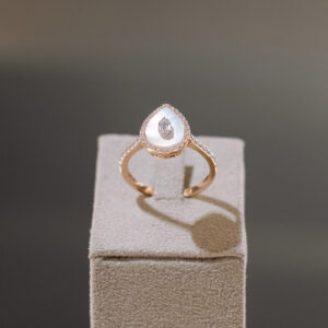 Sortija de oro rosa con nácar y diamantes