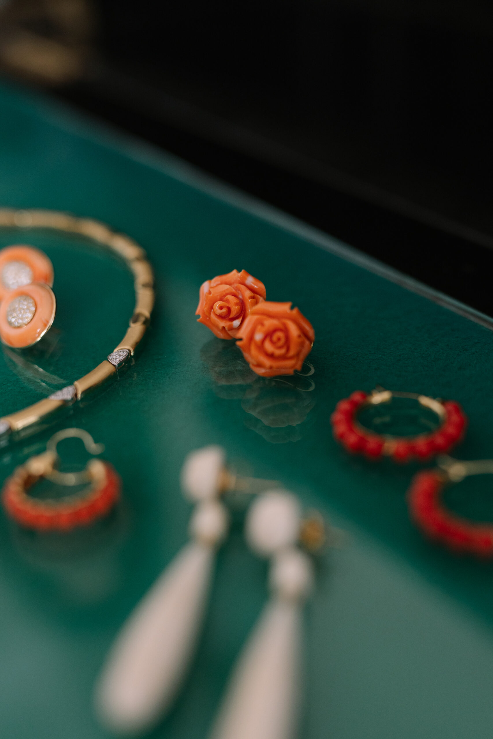 joyas-de-coral-en-sevilla-pendientes-de-coral-tallado-en-forma-de-rosa-joyería-chico