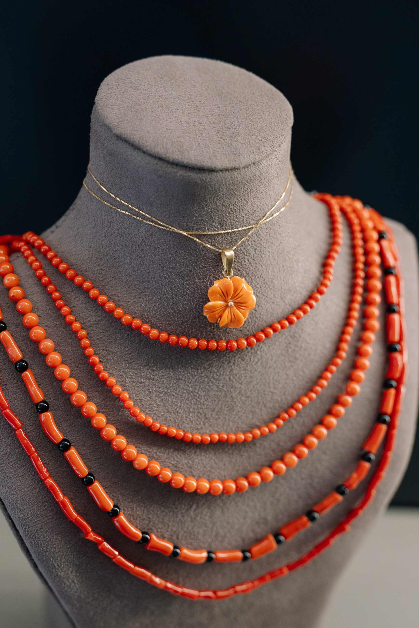 collares-y-joyas-de-coral-en-la-joyería-chico-de-sevilla