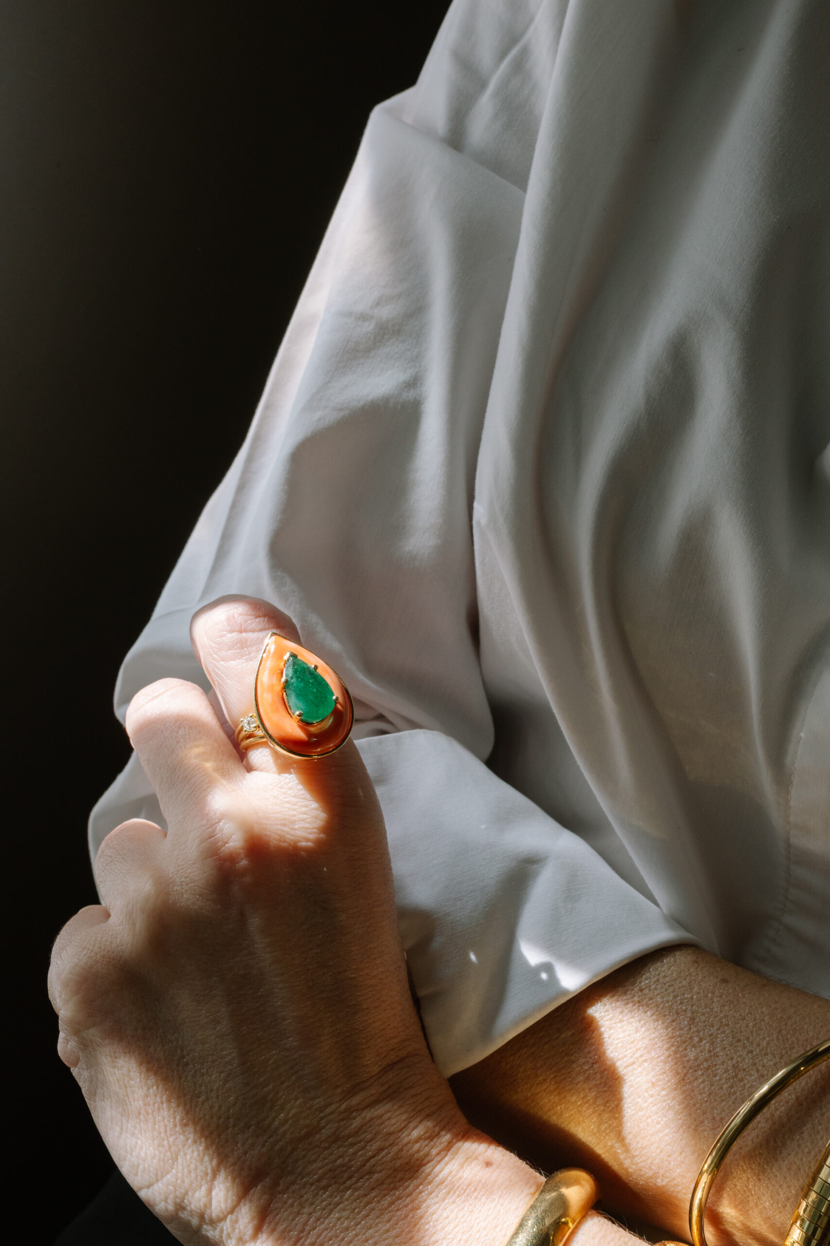 joyas-de-coral-en-sevilla-sortija-de-coral-y-esmeralda
