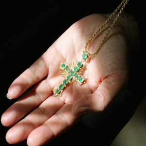 Cruz de oro y esmeraldas
