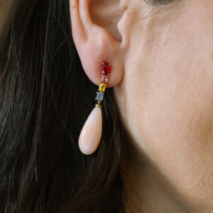 Pendientes de coral montados en oro con zafiros fantasía