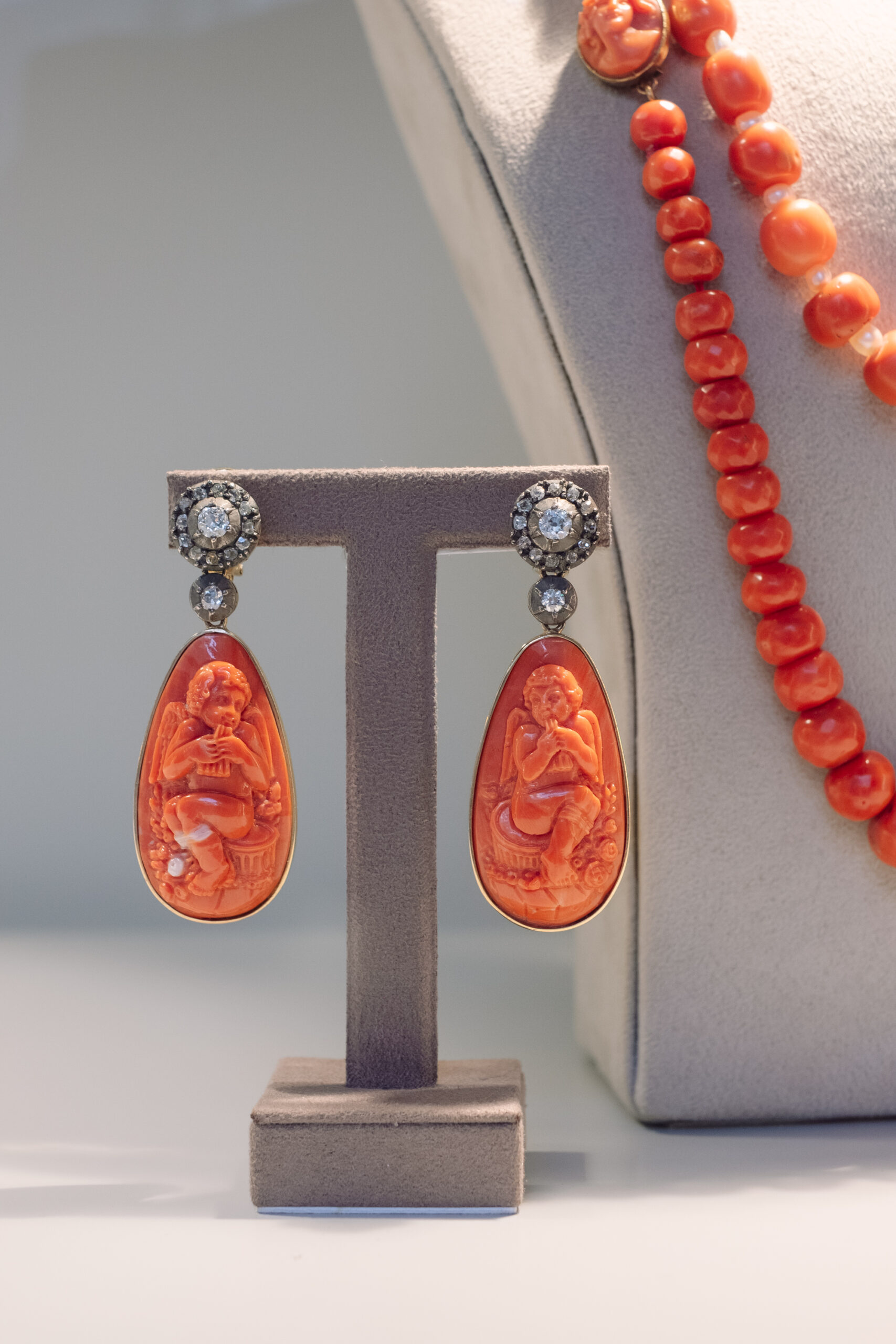 joyas-de-coral-y-diamantes-en-la-joyería-chico-de-sevilla