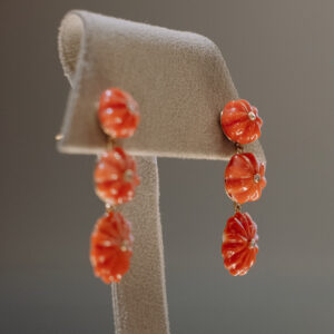 Pendientes de coral y diamantes montados en oro