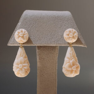 Pendientes de oro y marfil