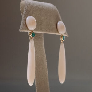 Pendientes de oro con coral y esmeraldas