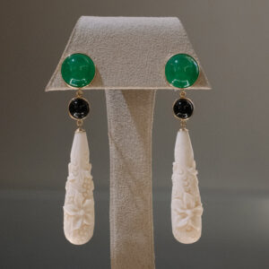 Pendientes de oro montados con ónix, cuarzo y marfil